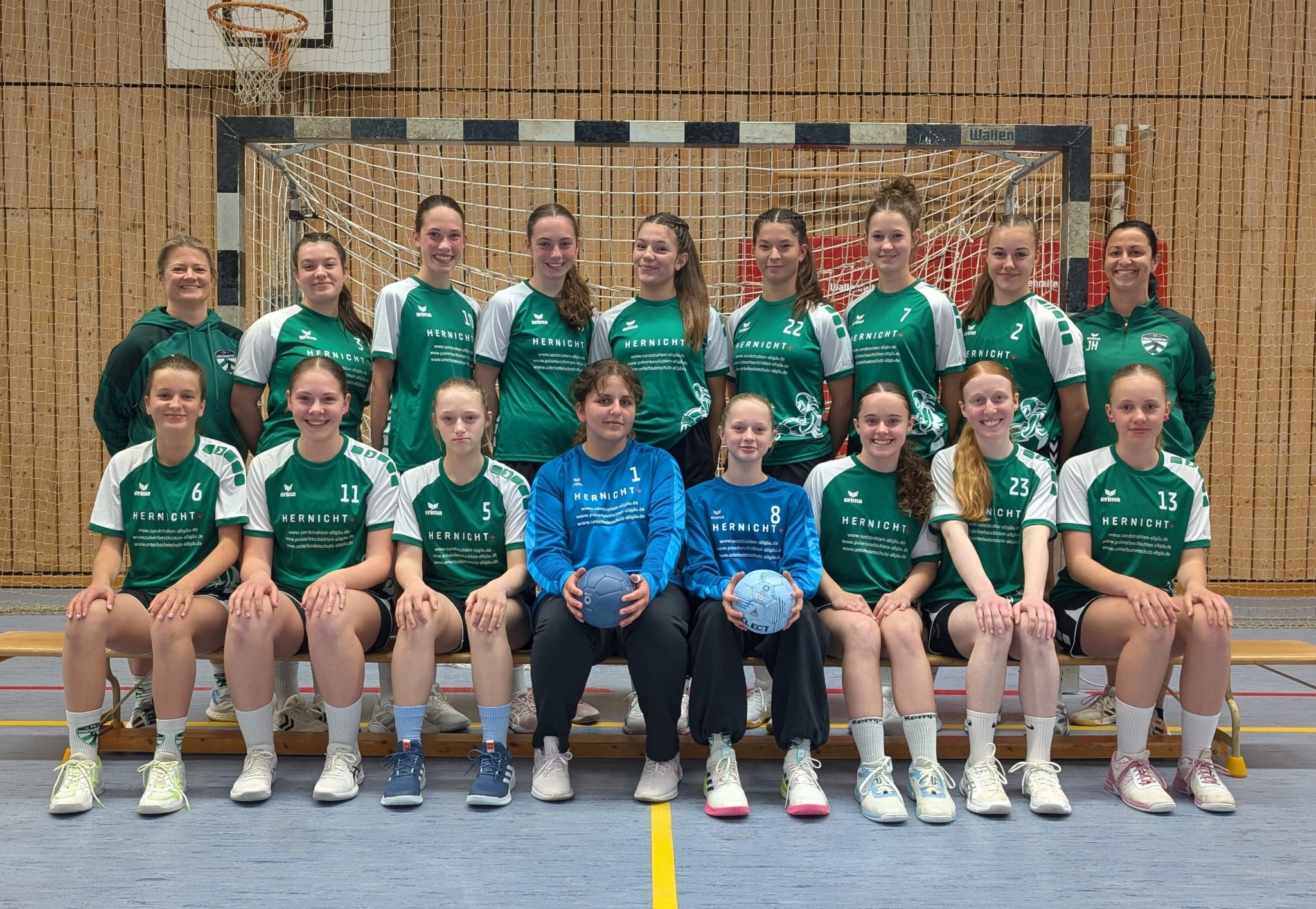 Neue Trikots für die weibliche B-Jugend des TV Waltenhofen